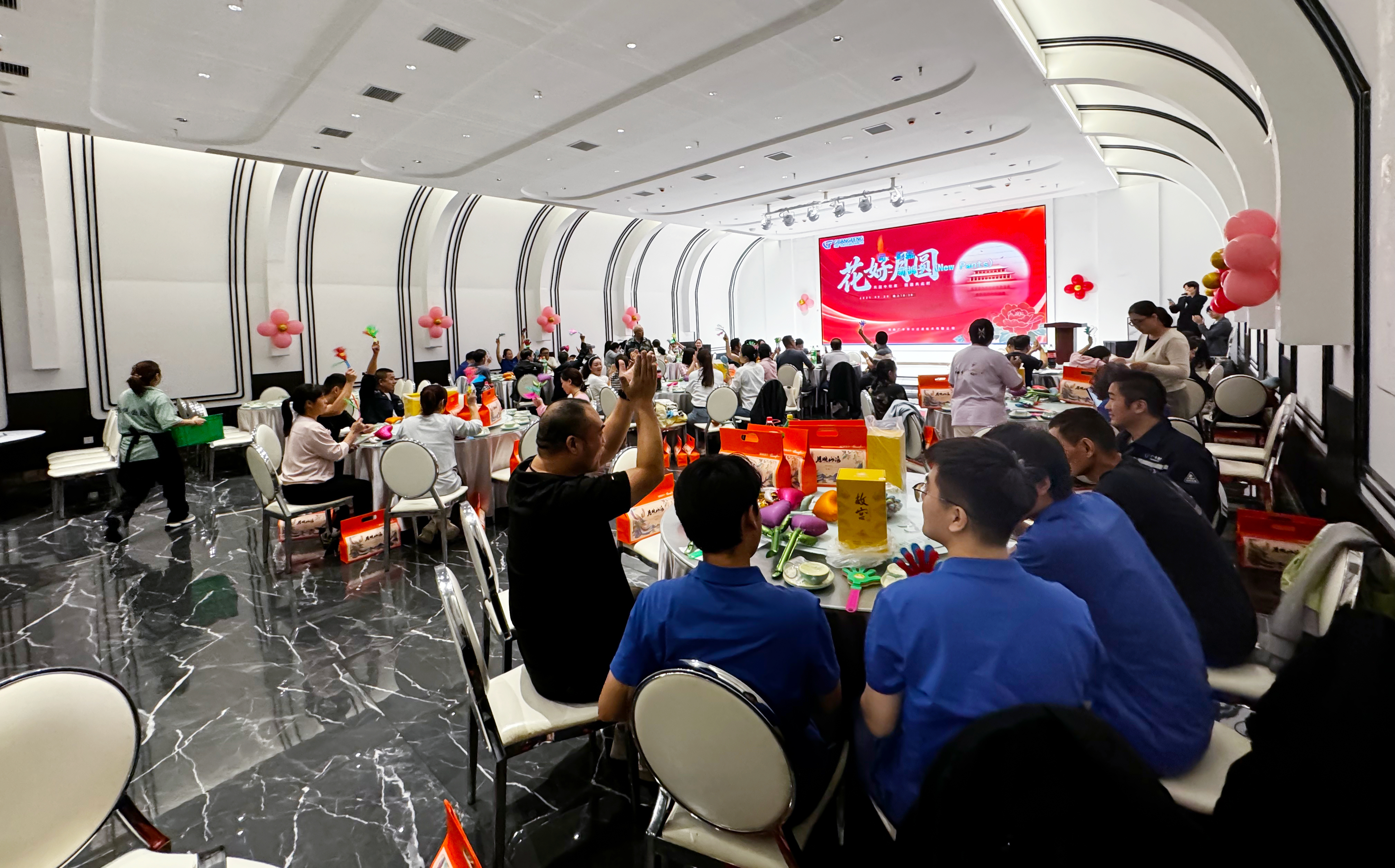 野花视频篩分舉辦 “花（huā）好月圓” 雙節晚宴，共慶中秋國（guó）慶同輝